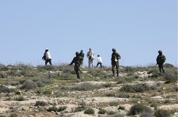 مستوطنون بحماية جيش الاحتلال الإسرائيلي