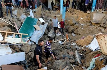 موقع غارة إسرائيلية بالقرب من مدرسة تؤوي نازحين في مخيم البريج
