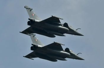 رويترز عن الشرطة: قصف عنيف بين القوات الهندية والباكستانية بـ3 مواقع

