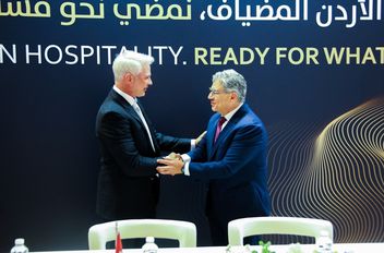 جانب من توقيع الاتفاقية