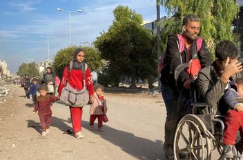 الاحتلال يجبر الفلسطينيين على النزوح قسرا من مناطق في شمال قطاع غزة