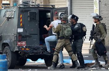 قوات الاحتلال تعتقل عشرات الفلسطينيين في نابلس
