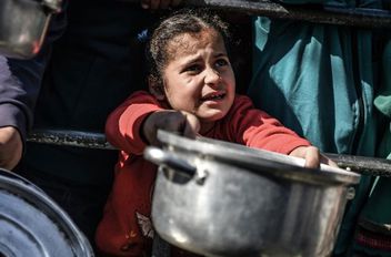 طفلة جائعة في غزة