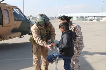 وصول طفل من قطاع غزة إلى الأردن ضمن عمليات إجلاء القوات المسلحة الأردنية - الجيش العربي للأطفال المصابين