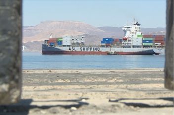 باخرة تسير بالقرب من ميناء العقبة