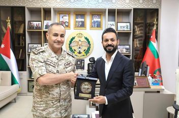 الجيش يكرم الفنان حمدي المناصير