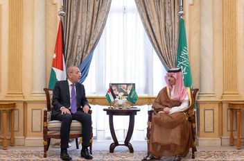 الصفدي يبحث مع نظيره السعودي تبعات العدوان الإسرائيلي على إيران