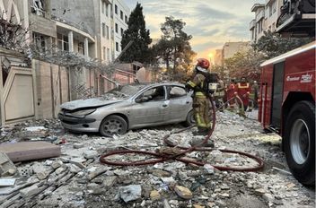مسعفون يعملون خارج مبنى تعرّض لغارة إسرائيلية في طهران