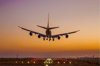 طائرة مدنية تهبط في مطار الملكة علياء الدولي