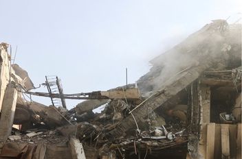 دخان يتصاعد من مبنى متضرر في أعقاب الغارات الإسرائيلية في طهران