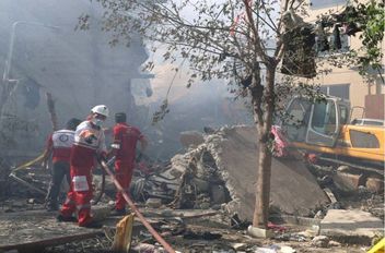 موقع مبنى متضرر في أعقاب الغارات الإسرائيلية في طهران