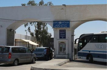 مركبات عند جسر الملك حسين الذي يربط الأردن بفلسطين