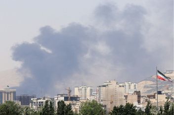 تصاعد الدخان من مستودع نفط شهران شمال غرب طهران