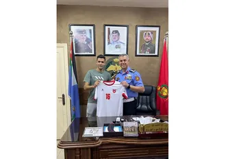 العقيد شادي الهباهبة يهنئ المنتخب الوطني تأهله لمونديال كأس العالم لكرة القدم ويكرم اللاعب سليم عبيد