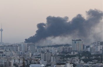 تصاعد دخان بعد استهداف إسرائيلي لطهران