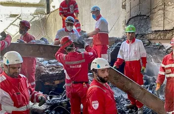 رجال إنقاذ في موقع تعرض لقصف إسرائيلي في طهران
