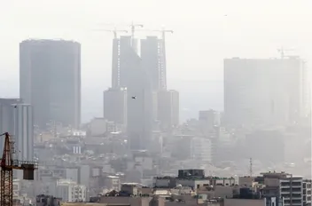 دخان كثيف يتصاعد في سماء طهران إثر غارة إسرائيلية.