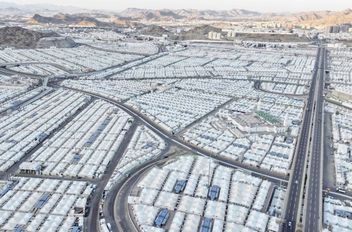 مشعر منى اكتسى بالبياض