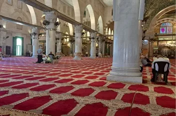 أعداد قليلة من المصلين داخل المسجد الأقصى بسبب إغلاق الاحتلال أبواب المسجد