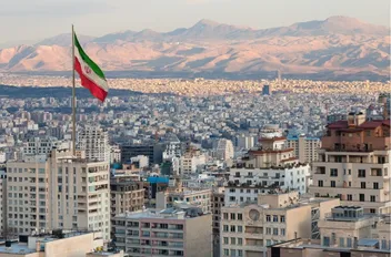 علم إيران مرفوع في طهران