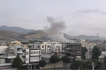ادخنة متصاعدة  بعد غارة إسرائيلية على ايران