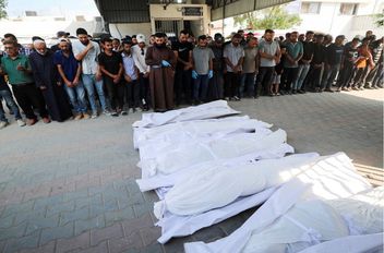 فلسطينيون يصلون الجنازة على جثامين شهداء