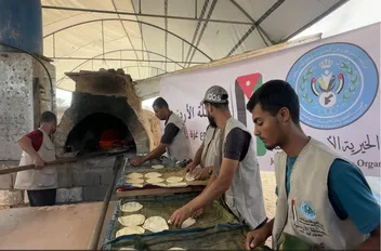 الحملة الأردنية توزع الخبز في مواصي خان يونس

