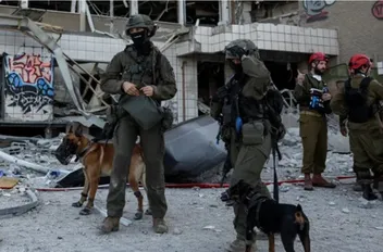 بحث عن عالقين تحت أنقاض مبنى في إسرائيل - أرشيفية