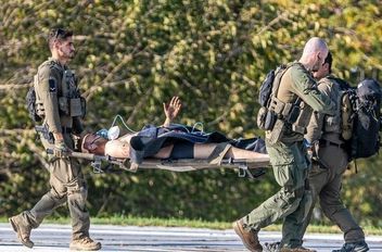 وسائل إعلام إسرائيلية:

مقتل 3 عسكريين وإصابة 7 بعضهم في حالة خطيرة جدا في كمين بقطاع غزة.
تم نقل المصابين في الحدث الأمني الصعب في غزة إلى مستشفى في تل أبيب.
