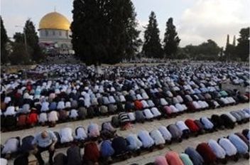 بعد 12 يوما من الإغلاق.. المصلون يعودون للأقصى
