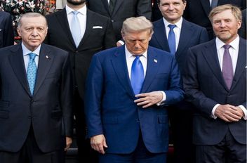 الرئيس التركي رجب طيب أردوغان والرئيس الأميركي دونالد ترامب خلال التقاط صورة لقادة ورؤساء دول وحكومات منظمة حلف شمال الأطلسي (الناتو)