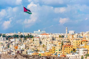 الوكيل الإخباري-   تُشير آخر التحديثات الصادرة عن إدارة الأرصاد الجوية إلى أن المملكة ستشهد أجواءً صيفية اعتيادية الاربعاء، في حين يُتوقع أن ترتفع درجات الحرارة تدريجياً اعتبارًا من يوم الخميس، لتُصبح