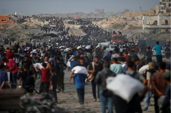 فلسطينيون يتجمعون لتلقي المساعدات في بيت لاهيا