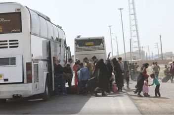 صور من معبر إسلام قلعة الحدودي في ولاية هرات المحاذية لإيران
