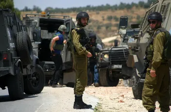 جنود الاحتلال والمستوطنون يعتدون على فلسطينيين بالخليل
