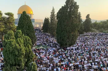 45 ألفًا يؤدون صلاة الجمعة في المسجد الأقصى
وقدّ
