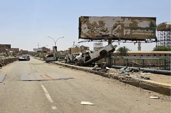 حطام سيارات متناثر على بقايا جسر شمبات