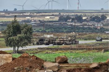 جيش الاحتلال الإسرائيلي ينتشر في المنطقة منزوعة السلاح بين القوات الإسرائيلية والسورية في مرتفعات الجولان السورية