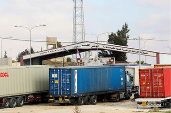 شاحنات أمام معبر جابر الحدودي مع سوريا