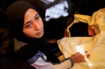 فلسطينية تبكي إحدى قريباتها التي استشهدت الثلاثاء في مجزرة قرب مركز المساعدات برفح