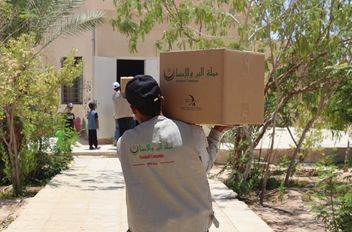 البر والإحسان تسلم مساعدات طارئة لأُسر عفيفة