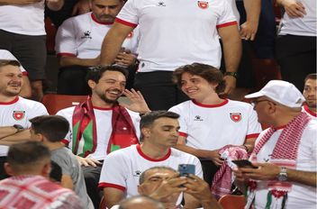 ولي العهد، وسمو الأمير هاشم بن عبدالله الثاني بين الجماهير الأردنية لمؤازرة منتخب النشامى في مباراته أمام نظيره العماني