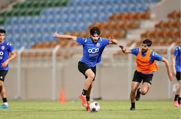 جانب من تدريبات المنتخب الوطني لكرة القدم على ستاد مجمع قابوس الدولي