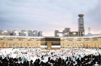 حجاج يطوفون حول الكعبة المشرفة في المسجد الحرام في مدينة مكة المكرمة