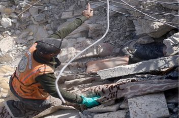 أحد أفراد الدفاع المدني في غزة