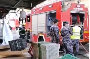 جانب من اخماد الحريق