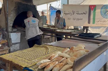 متطوعون في الحملة الأردنية يعملون في مخبز داخل قطاع غزة