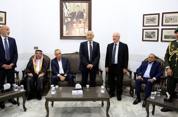 مندوبا عن الملك وولي العهد .. العيسوي يعزي آل سليمان
