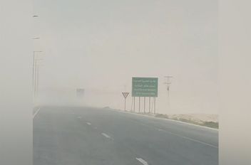 غبار كثيف على الطريق الطريق الصحراوي