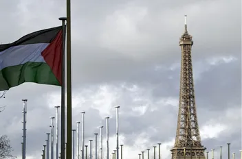 العلم الفلسطيني مع برج إيفل